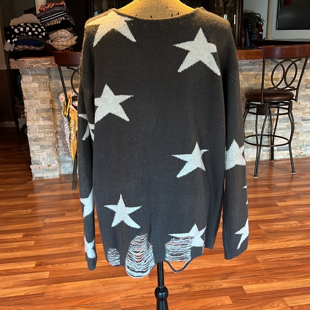 Size L GRAY sweater with white stars and distressed trim - Picture 6 of 6